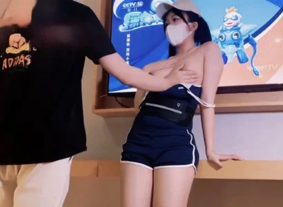 Nhân viên xinh đẹp bán TV và vị khách may mắn