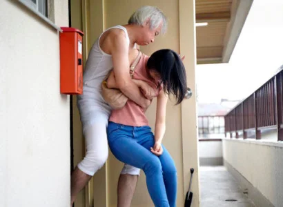 Cô dâu trẻ bị bố chồng già đè ra