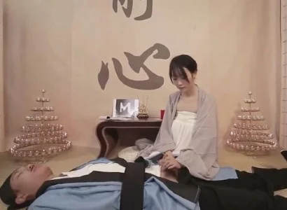 Vị nữ tu xinh đẹp hỗ trợ vị đạo sĩ bị thương