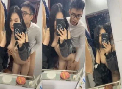 Hai bạn trẻ chịch nhau trước gương