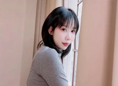 Cô gái trẻ xinh đẹp tới thuê nhà rồi chén nhau với chủ