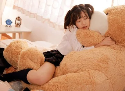 Cơn mưa bất chợt làm ướt hết đường về