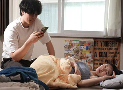 Hắn ta khao khát nhìn người yêu ngoại tình