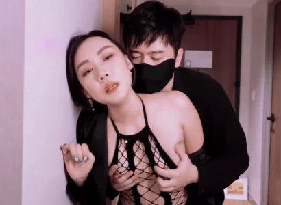 Bà xã bán thân cho sếp để trả nợ nần cho chồng